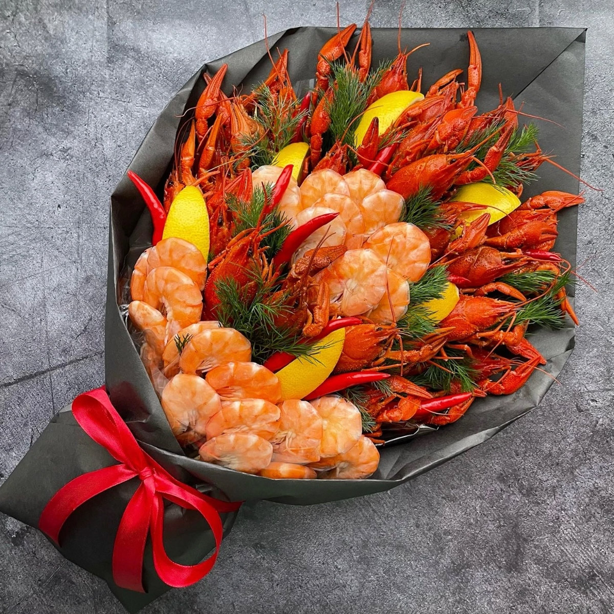 Букеты могут состоять не только из цветов. Например, владимирская рукодельница Ксения Гарист собирает шикарные композиции из сладостей, орехов и сухофруктов, солено-копченых деликатесов, морепродуктов. Не это ли идеальный подарок к предстоящим праздникам как для дам, так и для представителей сильного пола?