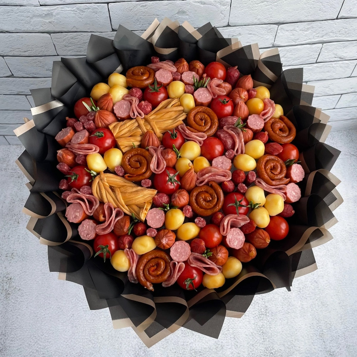 Букеты могут состоять не только из цветов. Например, владимирская рукодельница Ксения Гарист собирает шикарные композиции из сладостей, орехов и сухофруктов, солено-копченых деликатесов, морепродуктов. Не это ли идеальный подарок к предстоящим праздникам как для дам, так и для представителей сильного пола?