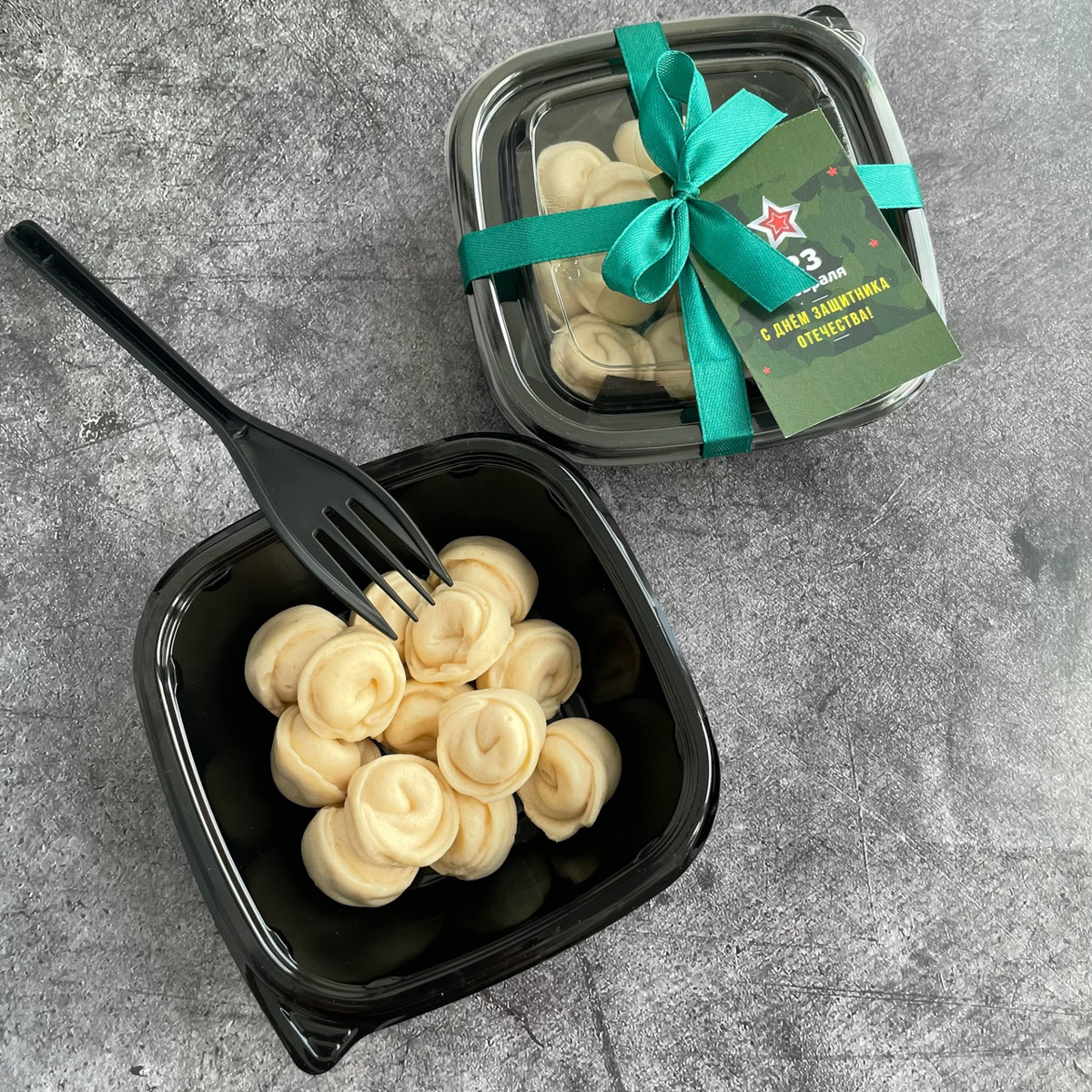 Букеты могут состоять не только из цветов. Например, владимирская рукодельница Ксения Гарист собирает шикарные композиции из сладостей, орехов и сухофруктов, солено-копченых деликатесов, морепродуктов. Не это ли идеальный подарок к предстоящим праздникам как для дам, так и для представителей сильного пола?