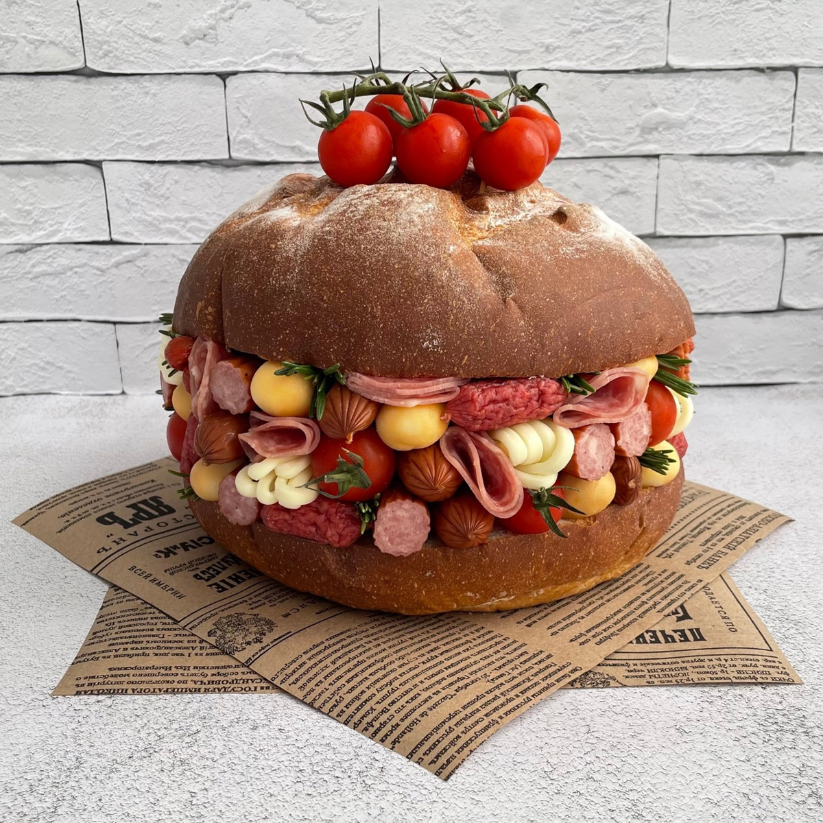 Букеты могут состоять не только из цветов. Например, владимирская рукодельница Ксения Гарист собирает шикарные композиции из сладостей, орехов и сухофруктов, солено-копченых деликатесов, морепродуктов. Не это ли идеальный подарок к предстоящим праздникам как для дам, так и для представителей сильного пола?