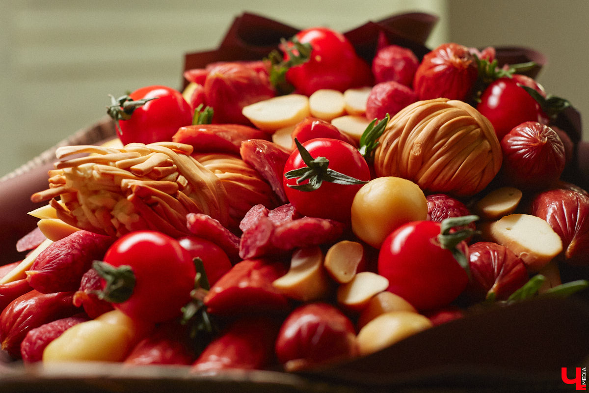 Букеты могут состоять не только из цветов. Например, владимирская рукодельница Ксения Гарист собирает шикарные композиции из сладостей, орехов и сухофруктов, солено-копченых деликатесов, морепродуктов. Не это ли идеальный подарок к предстоящим праздникам как для дам, так и для представителей сильного пола?