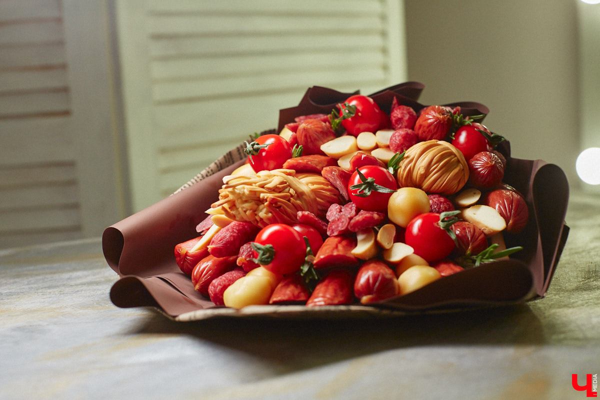 Букеты могут состоять не только из цветов. Например, владимирская рукодельница Ксения Гарист собирает шикарные композиции из сладостей, орехов и сухофруктов, солено-копченых деликатесов, морепродуктов. Не это ли идеальный подарок к предстоящим праздникам как для дам, так и для представителей сильного пола?