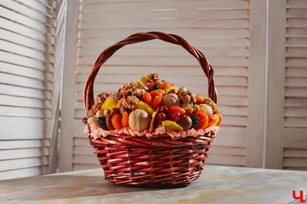 Букеты могут состоять не только из цветов. Например, владимирская рукодельница Ксения Гарист собирает шикарные композиции из сладостей, орехов и сухофруктов, солено-копченых деликатесов, морепродуктов. Не это ли идеальный подарок к предстоящим праздникам как для дам, так и для представителей сильного пола?