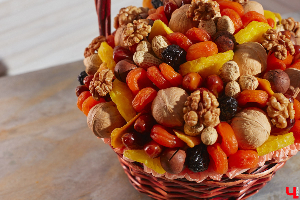 Букеты могут состоять не только из цветов. Например, владимирская рукодельница Ксения Гарист собирает шикарные композиции из сладостей, орехов и сухофруктов, солено-копченых деликатесов, морепродуктов. Не это ли идеальный подарок к предстоящим праздникам как для дам, так и для представителей сильного пола?