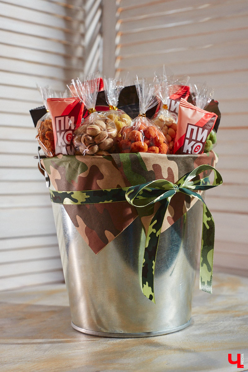 Букеты могут состоять не только из цветов. Например, владимирская рукодельница Ксения Гарист собирает шикарные композиции из сладостей, орехов и сухофруктов, солено-копченых деликатесов, морепродуктов. Не это ли идеальный подарок к предстоящим праздникам как для дам, так и для представителей сильного пола?