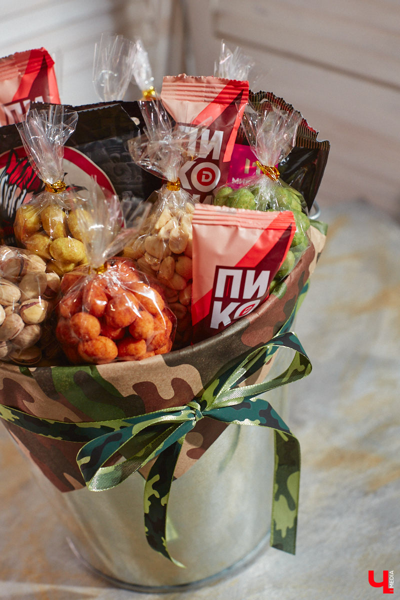 Букеты могут состоять не только из цветов. Например, владимирская рукодельница Ксения Гарист собирает шикарные композиции из сладостей, орехов и сухофруктов, солено-копченых деликатесов, морепродуктов. Не это ли идеальный подарок к предстоящим праздникам как для дам, так и для представителей сильного пола?