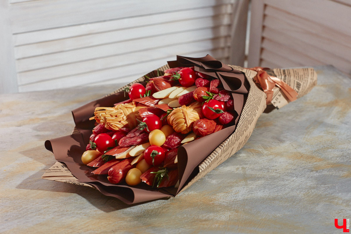 Букеты могут состоять не только из цветов. Например, владимирская рукодельница Ксения Гарист собирает шикарные композиции из сладостей, орехов и сухофруктов, солено-копченых деликатесов, морепродуктов. Не это ли идеальный подарок к предстоящим праздникам как для дам, так и для представителей сильного пола?