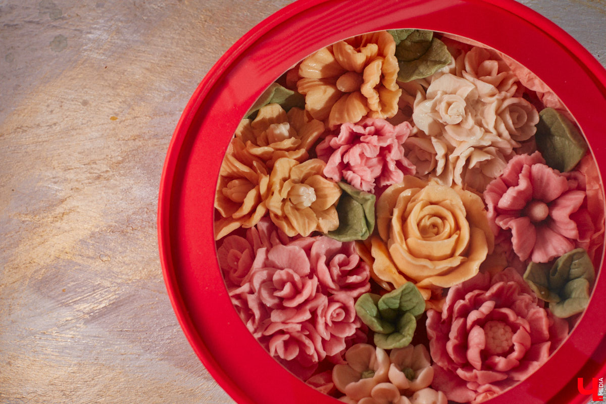 Букеты могут состоять не только из цветов. Например, владимирская рукодельница Ксения Гарист собирает шикарные композиции из сладостей, орехов и сухофруктов, солено-копченых деликатесов, морепродуктов. Не это ли идеальный подарок к предстоящим праздникам как для дам, так и для представителей сильного пола?