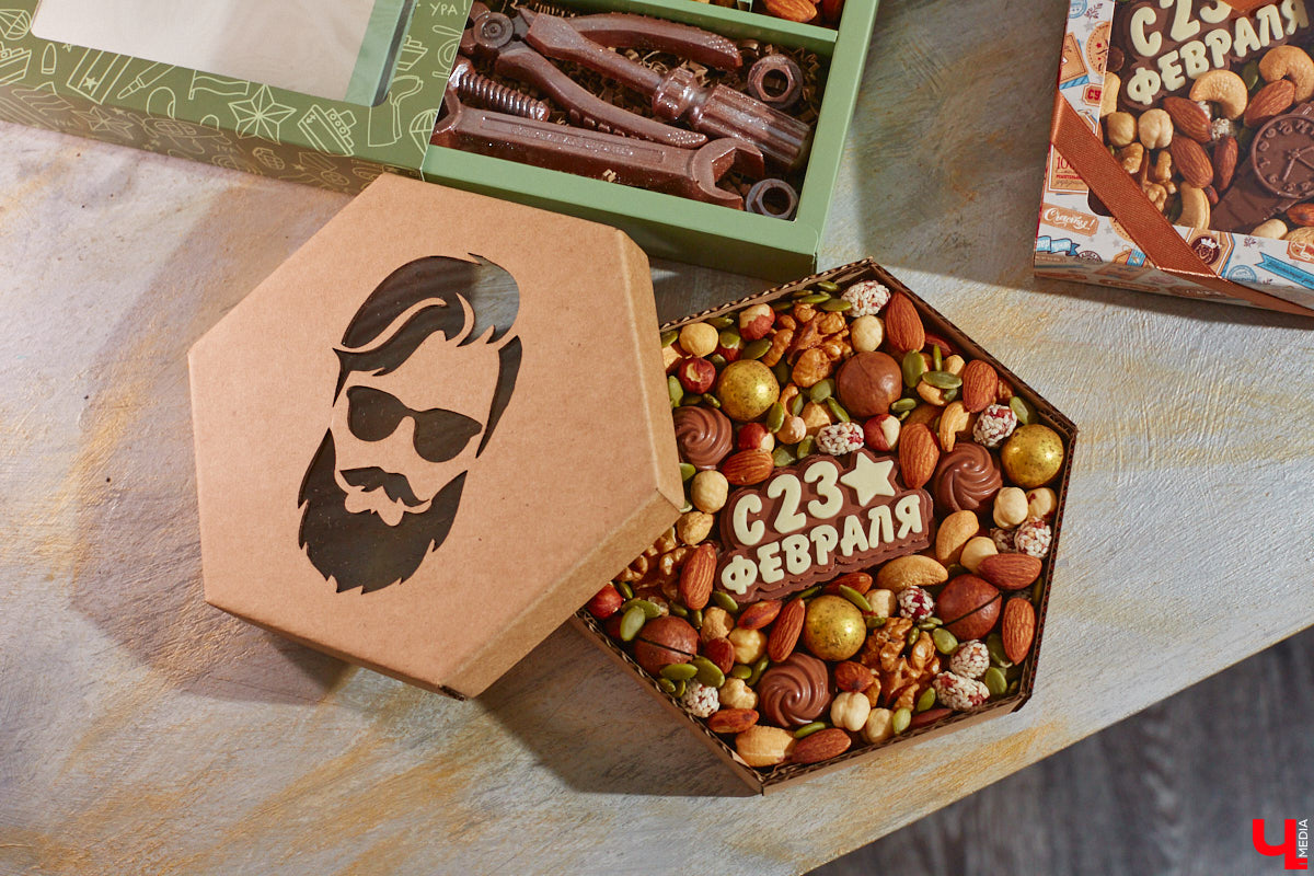 Букеты могут состоять не только из цветов. Например, владимирская рукодельница Ксения Гарист собирает шикарные композиции из сладостей, орехов и сухофруктов, солено-копченых деликатесов, морепродуктов. Не это ли идеальный подарок к предстоящим праздникам как для дам, так и для представителей сильного пола?