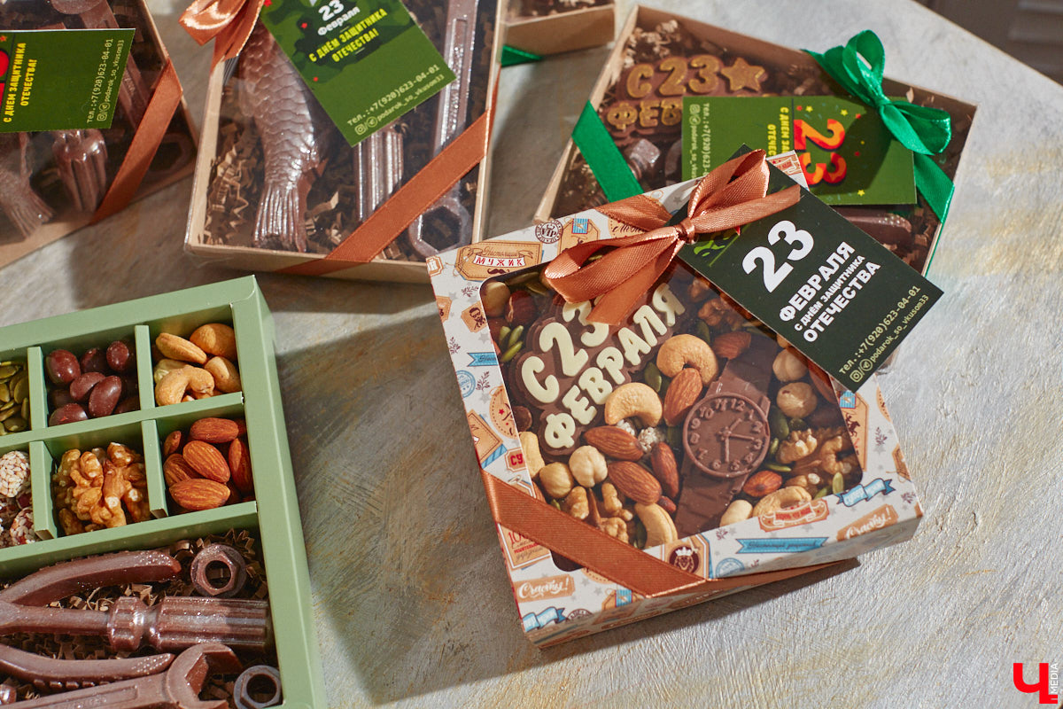 Букеты могут состоять не только из цветов. Например, владимирская рукодельница Ксения Гарист собирает шикарные композиции из сладостей, орехов и сухофруктов, солено-копченых деликатесов, морепродуктов. Не это ли идеальный подарок к предстоящим праздникам как для дам, так и для представителей сильного пола?