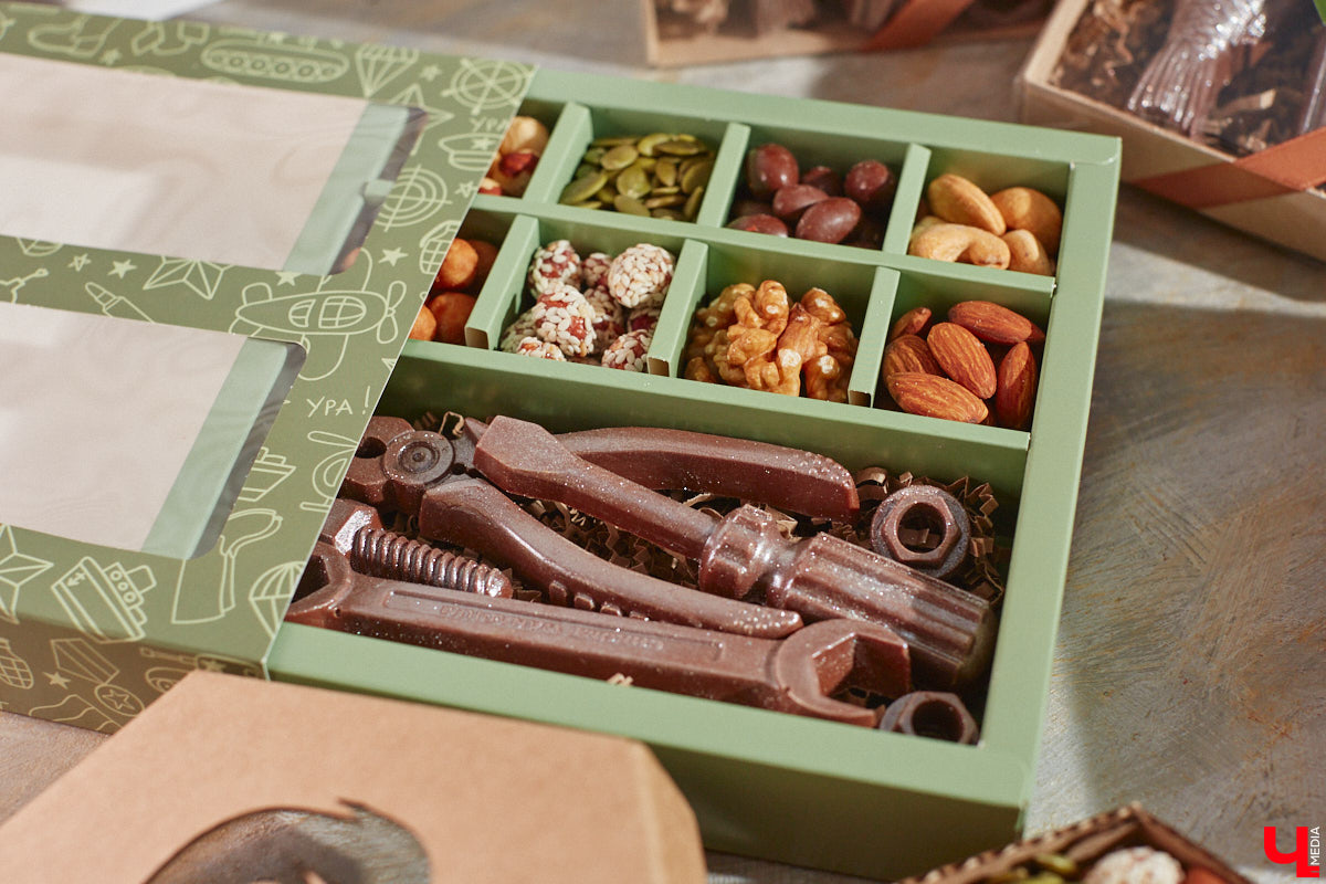 Букеты могут состоять не только из цветов. Например, владимирская рукодельница Ксения Гарист собирает шикарные композиции из сладостей, орехов и сухофруктов, солено-копченых деликатесов, морепродуктов. Не это ли идеальный подарок к предстоящим праздникам как для дам, так и для представителей сильного пола?