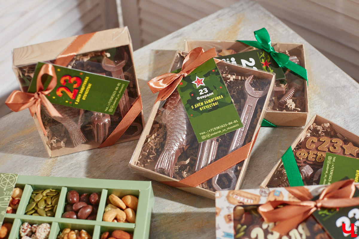 Букеты могут состоять не только из цветов. Например, владимирская рукодельница Ксения Гарист собирает шикарные композиции из сладостей, орехов и сухофруктов, солено-копченых деликатесов, морепродуктов. Не это ли идеальный подарок к предстоящим праздникам как для дам, так и для представителей сильного пола?