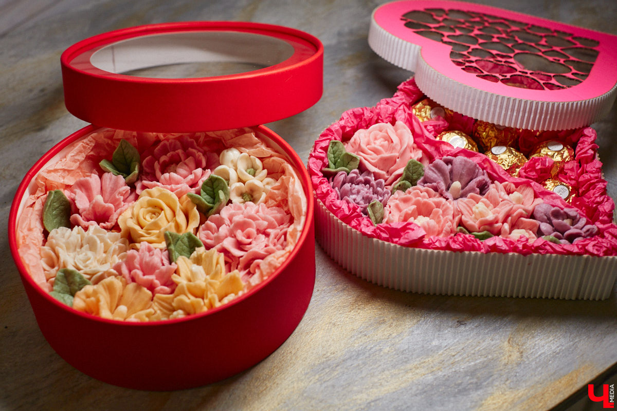 Букеты могут состоять не только из цветов. Например, владимирская рукодельница Ксения Гарист собирает шикарные композиции из сладостей, орехов и сухофруктов, солено-копченых деликатесов, морепродуктов. Не это ли идеальный подарок к предстоящим праздникам как для дам, так и для представителей сильного пола?