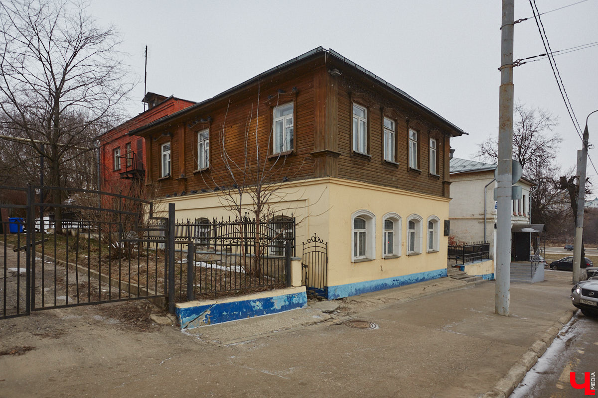 Улица Гагарина относится к историческому ядру Владимира. Она спускается от Большой Московской до Переднего Боровка, к пойме реки Лыбедь, убранной в коллектор. Относительно недлинная, она играет важную роль в транспортной схеме города, соединяя ключевые направления. Кроме того, данная локация имеет богатейшую историю еще с домонгольских времен!