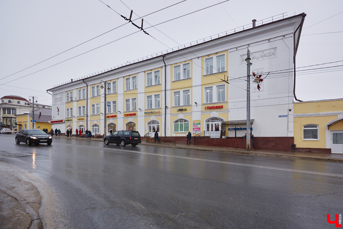 Улица Гагарина относится к историческому ядру Владимира. Она спускается от Большой Московской до Переднего Боровка, к пойме реки Лыбедь, убранной в коллектор. Относительно недлинная, она играет важную роль в транспортной схеме города, соединяя ключевые направления. Кроме того, данная локация имеет богатейшую историю еще с домонгольских времен!
