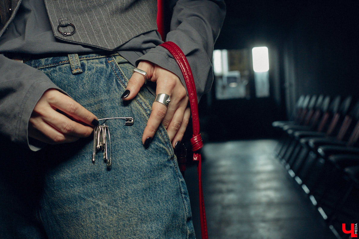 Владимирский хореограф-педагог Полина Гусева предпочитает одежду спортивного кроя. Однако в гардеробе балетмейстера есть и классические наряды. Рубашку и джинсы она запросто может сменить на приталенное платье с разрезом. Все зависит от настроения!