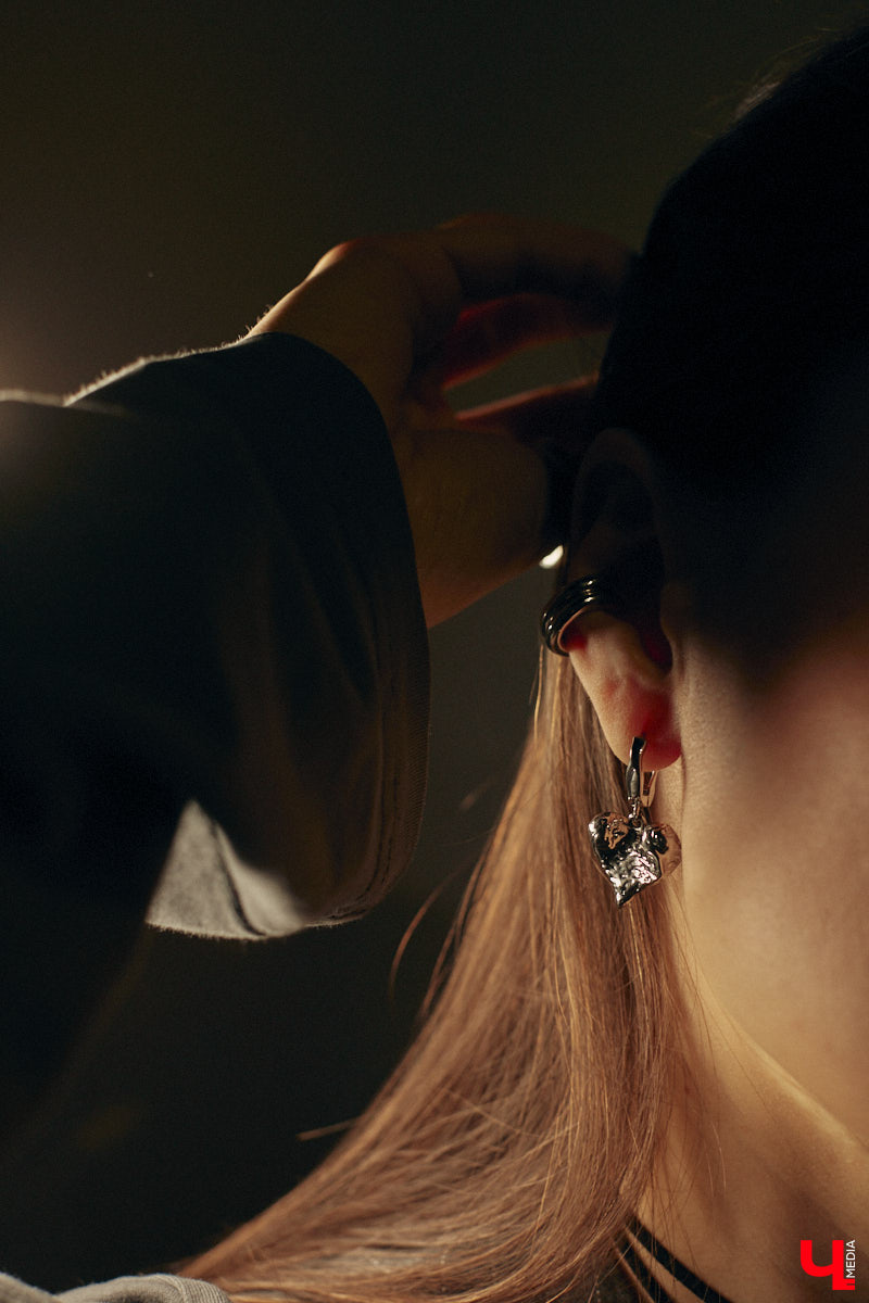 Владимирский хореограф-педагог Полина Гусева предпочитает одежду спортивного кроя. Однако в гардеробе балетмейстера есть и классические наряды. Рубашку и джинсы она запросто может сменить на приталенное платье с разрезом. Все зависит от настроения!