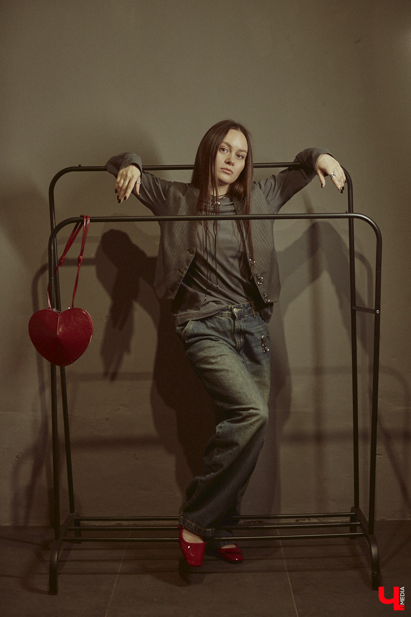 Владимирский хореограф-педагог Полина Гусева предпочитает одежду спортивного кроя. Однако в гардеробе балетмейстера есть и классические наряды. Рубашку и джинсы она запросто может сменить на приталенное платье с разрезом. Все зависит от настроения!