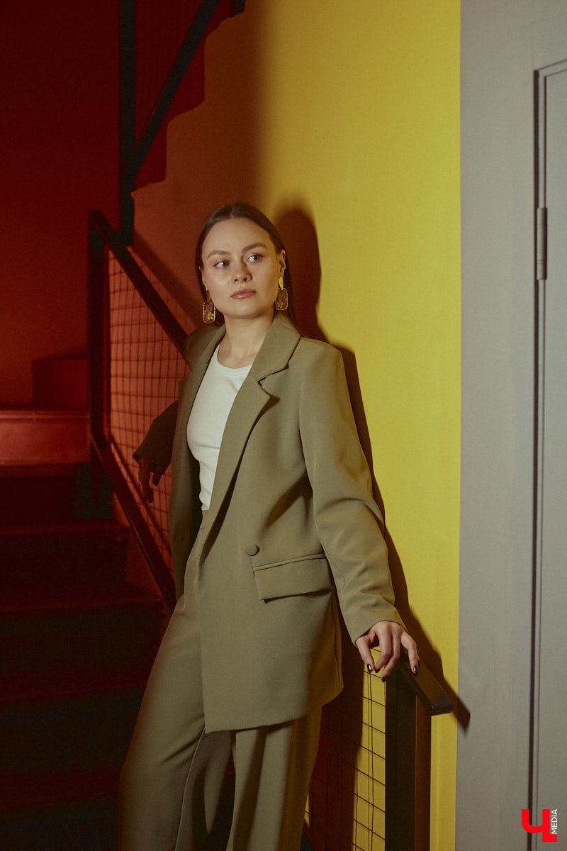 Владимирский хореограф-педагог Полина Гусева предпочитает одежду спортивного кроя. Однако в гардеробе балетмейстера есть и классические наряды. Рубашку и джинсы она запросто может сменить на приталенное платье с разрезом. Все зависит от настроения!