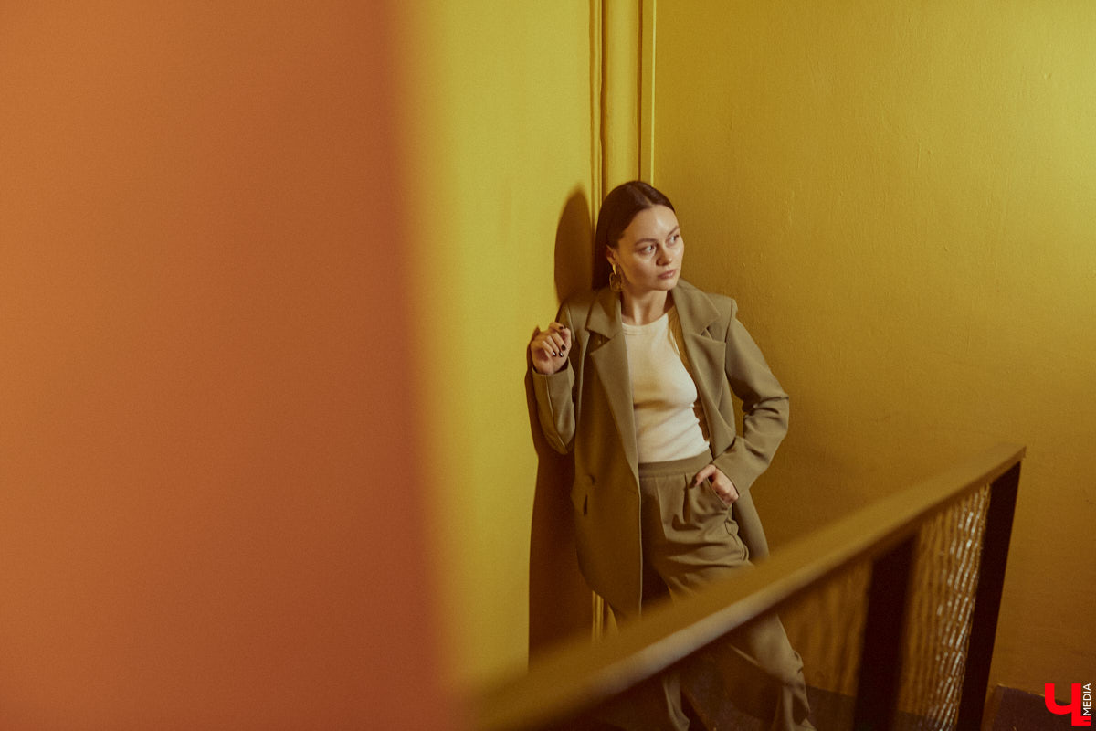 Владимирский хореограф-педагог Полина Гусева предпочитает одежду спортивного кроя. Однако в гардеробе балетмейстера есть и классические наряды. Рубашку и джинсы она запросто может сменить на приталенное платье с разрезом. Все зависит от настроения!