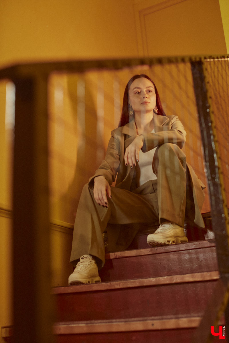 Владимирский хореограф-педагог Полина Гусева предпочитает одежду спортивного кроя. Однако в гардеробе балетмейстера есть и классические наряды. Рубашку и джинсы она запросто может сменить на приталенное платье с разрезом. Все зависит от настроения!