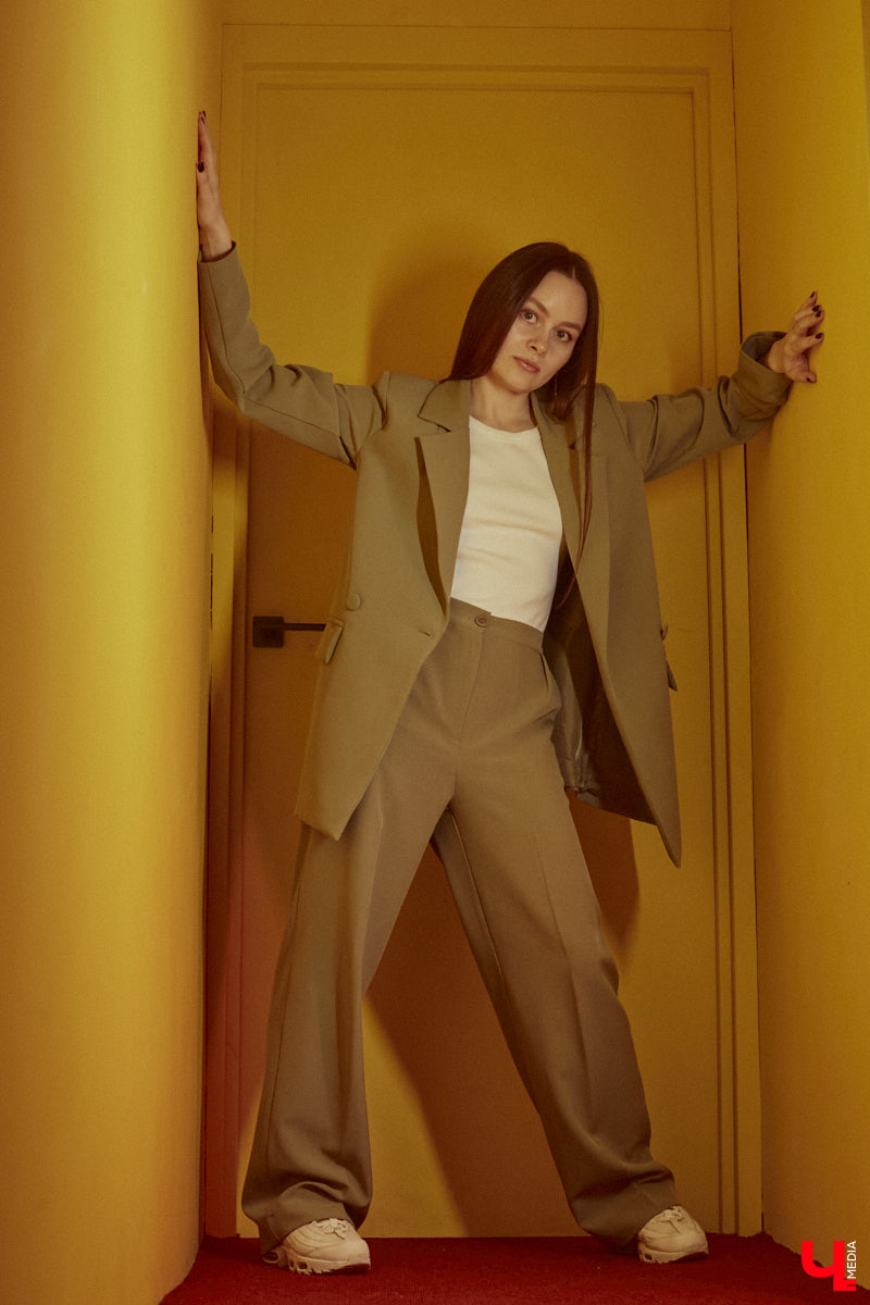 Владимирский хореограф-педагог Полина Гусева предпочитает одежду спортивного кроя. Однако в гардеробе балетмейстера есть и классические наряды. Рубашку и джинсы она запросто может сменить на приталенное платье с разрезом. Все зависит от настроения!