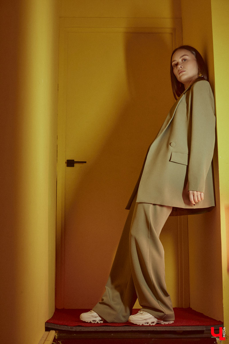 Владимирский хореограф-педагог Полина Гусева предпочитает одежду спортивного кроя. Однако в гардеробе балетмейстера есть и классические наряды. Рубашку и джинсы она запросто может сменить на приталенное платье с разрезом. Все зависит от настроения!