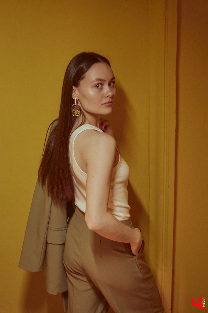 Владимирский хореограф-педагог Полина Гусева предпочитает одежду спортивного кроя. Однако в гардеробе балетмейстера есть и классические наряды. Рубашку и джинсы она запросто может сменить на приталенное платье с разрезом. Все зависит от настроения!