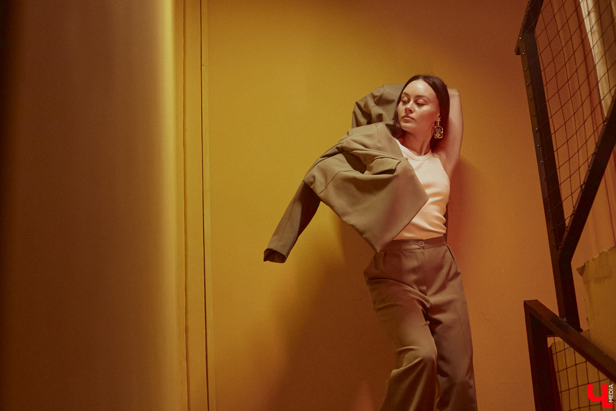 Владимирский хореограф-педагог Полина Гусева предпочитает одежду спортивного кроя. Однако в гардеробе балетмейстера есть и классические наряды. Рубашку и джинсы она запросто может сменить на приталенное платье с разрезом. Все зависит от настроения!