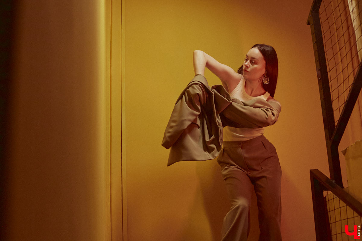 Владимирский хореограф-педагог Полина Гусева предпочитает одежду спортивного кроя. Однако в гардеробе балетмейстера есть и классические наряды. Рубашку и джинсы она запросто может сменить на приталенное платье с разрезом. Все зависит от настроения!