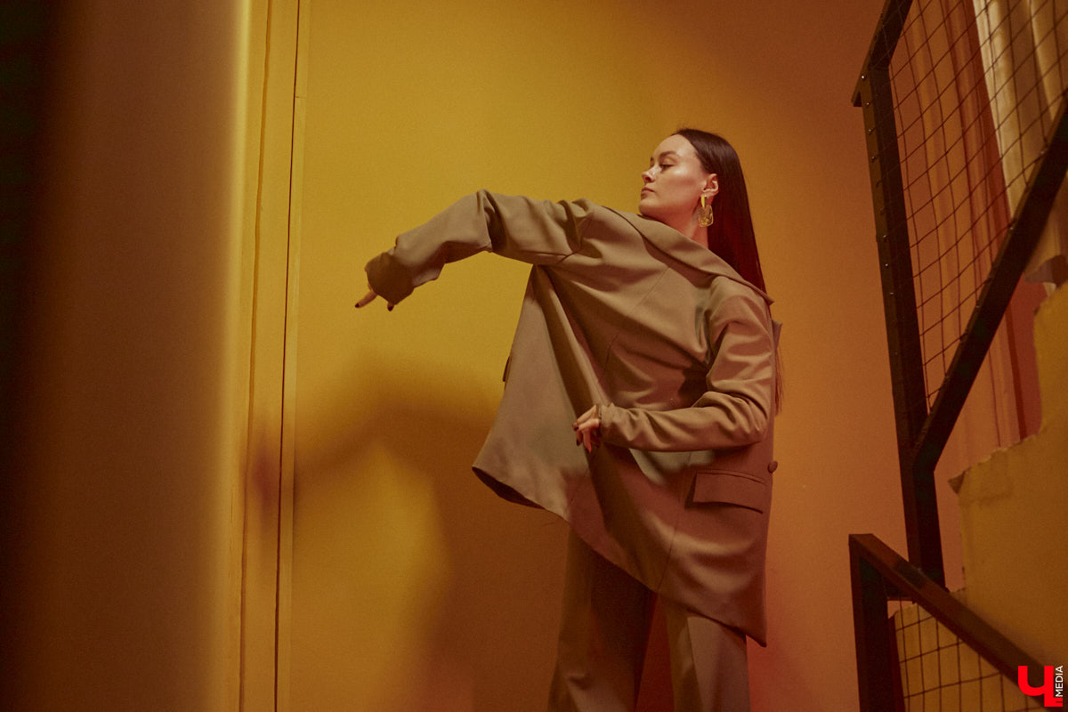 Владимирский хореограф-педагог Полина Гусева предпочитает одежду спортивного кроя. Однако в гардеробе балетмейстера есть и классические наряды. Рубашку и джинсы она запросто может сменить на приталенное платье с разрезом. Все зависит от настроения!