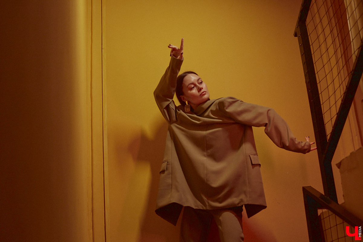 Владимирский хореограф-педагог Полина Гусева предпочитает одежду спортивного кроя. Однако в гардеробе балетмейстера есть и классические наряды. Рубашку и джинсы она запросто может сменить на приталенное платье с разрезом. Все зависит от настроения!