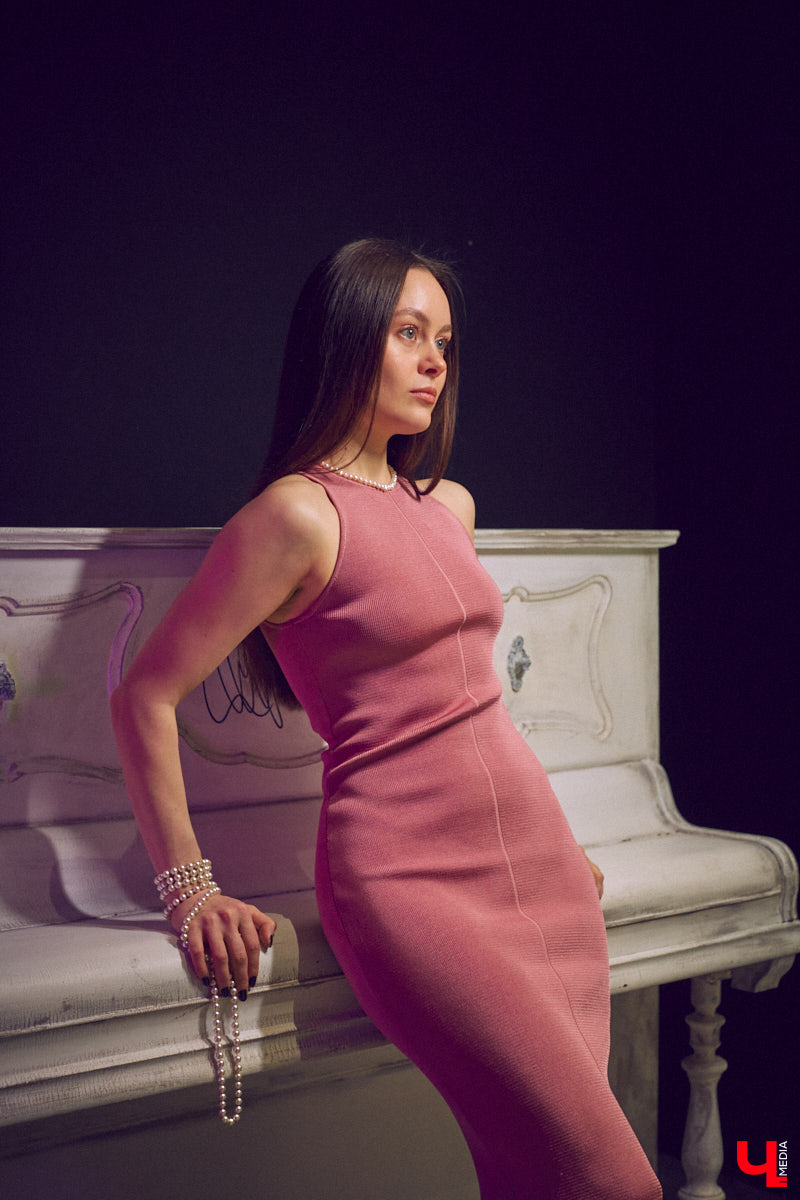 Владимирский хореограф-педагог Полина Гусева предпочитает одежду спортивного кроя. Однако в гардеробе балетмейстера есть и классические наряды. Рубашку и джинсы она запросто может сменить на приталенное платье с разрезом. Все зависит от настроения!