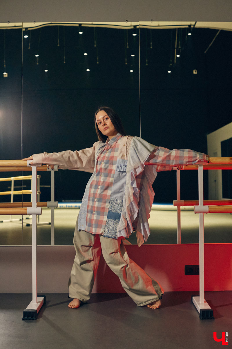 Владимирский хореограф-педагог Полина Гусева предпочитает одежду спортивного кроя. Однако в гардеробе балетмейстера есть и классические наряды. Рубашку и джинсы она запросто может сменить на приталенное платье с разрезом. Все зависит от настроения!