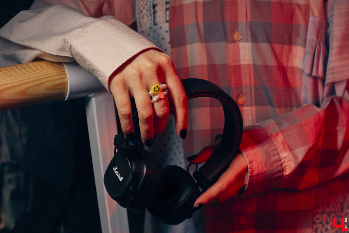 Владимирский хореограф-педагог Полина Гусева предпочитает одежду спортивного кроя. Однако в гардеробе балетмейстера есть и классические наряды. Рубашку и джинсы она запросто может сменить на приталенное платье с разрезом. Все зависит от настроения!