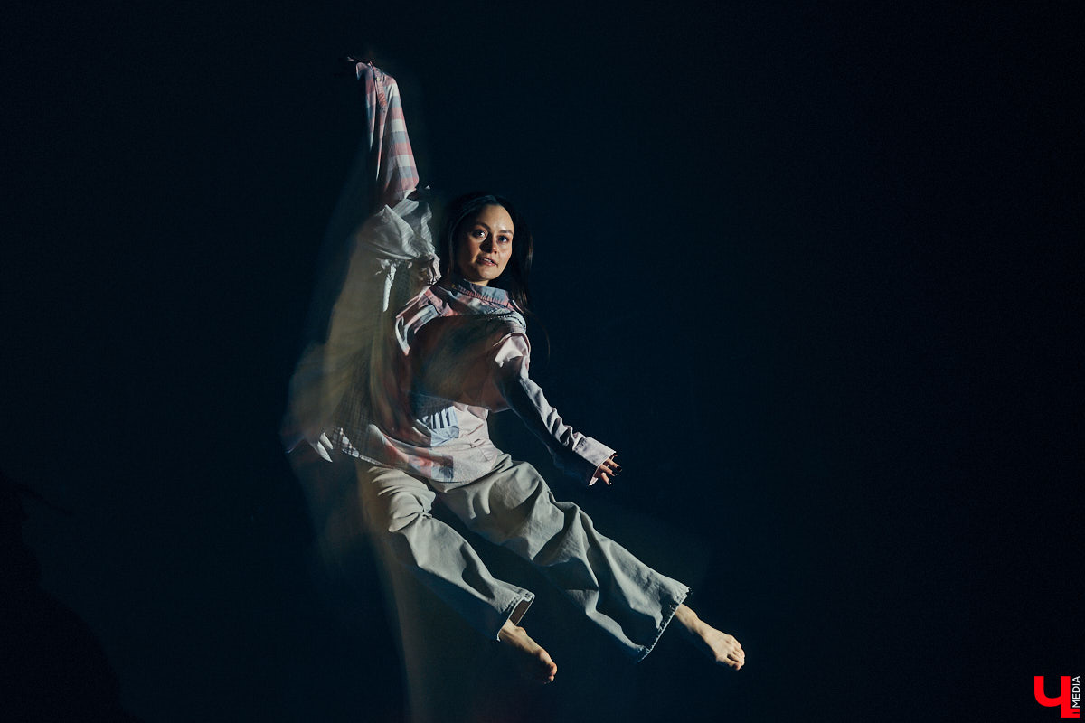 Владимирский хореограф-педагог Полина Гусева предпочитает одежду спортивного кроя. Однако в гардеробе балетмейстера есть и классические наряды. Рубашку и джинсы она запросто может сменить на приталенное платье с разрезом. Все зависит от настроения!