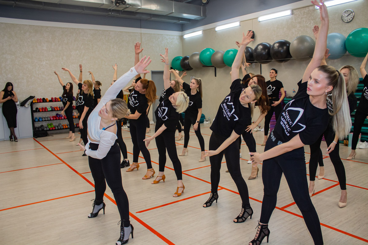 В региональной столице проходит областной конкурс «Мисс и Миссис Владимирская земля». Первого марта 29 участниц из девяти городов ждет грандиозный финал, на котором определят победительниц в четырех категориях. Ну а пока к нему вовсю идет подготовка. Один из этапов — спортивный — выявит, кто из претенденток на титул «самая красивая» еще и сильная, ловкая, умелая.