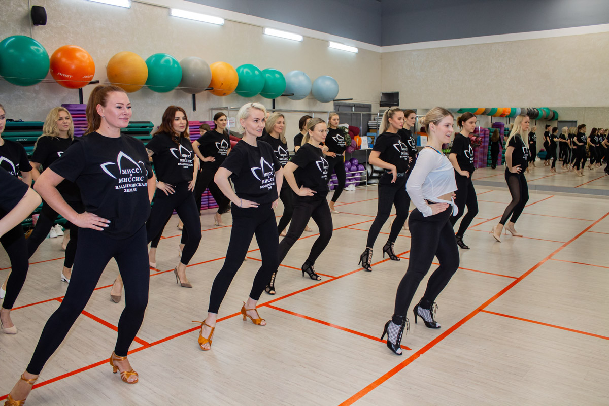 В региональной столице проходит областной конкурс «Мисс и Миссис Владимирская земля». Первого марта 29 участниц из девяти городов ждет грандиозный финал, на котором определят победительниц в четырех категориях. Ну а пока к нему вовсю идет подготовка. Один из этапов — спортивный — выявит, кто из претенденток на титул «самая красивая» еще и сильная, ловкая, умелая.