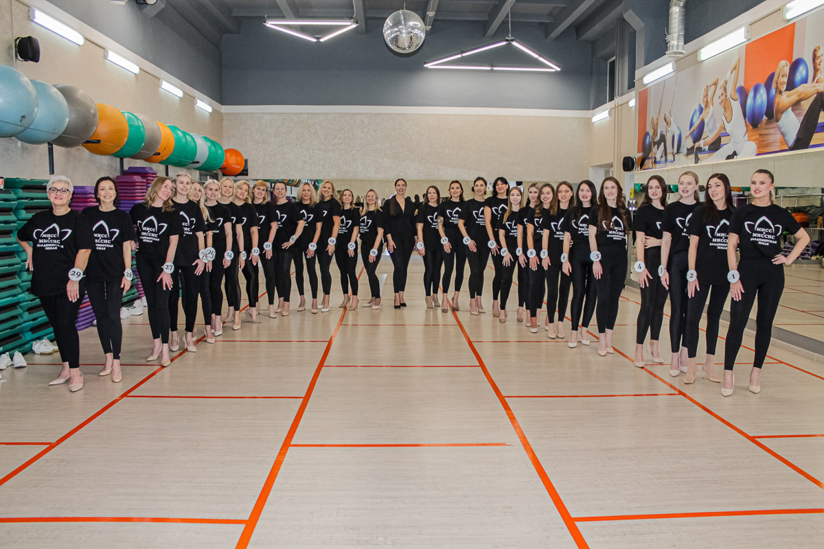 В региональной столице проходит областной конкурс «Мисс и Миссис Владимирская земля». Первого марта 29 участниц из девяти городов ждет грандиозный финал, на котором определят победительниц в четырех категориях. Ну а пока к нему вовсю идет подготовка. Один из этапов — спортивный — выявит, кто из претенденток на титул «самая красивая» еще и сильная, ловкая, умелая.