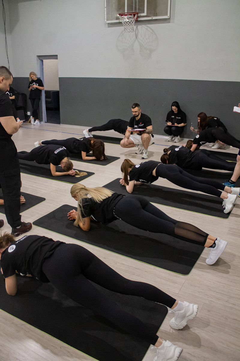 В региональной столице проходит областной конкурс «Мисс и Миссис Владимирская земля». Первого марта 29 участниц из девяти городов ждет грандиозный финал, на котором определят победительниц в четырех категориях. Ну а пока к нему вовсю идет подготовка. Один из этапов — спортивный — выявит, кто из претенденток на титул «самая красивая» еще и сильная, ловкая, умелая.