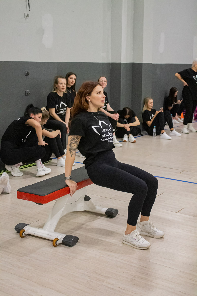 В региональной столице проходит областной конкурс «Мисс и Миссис Владимирская земля». Первого марта 29 участниц из девяти городов ждет грандиозный финал, на котором определят победительниц в четырех категориях. Ну а пока к нему вовсю идет подготовка. Один из этапов — спортивный — выявит, кто из претенденток на титул «самая красивая» еще и сильная, ловкая, умелая.