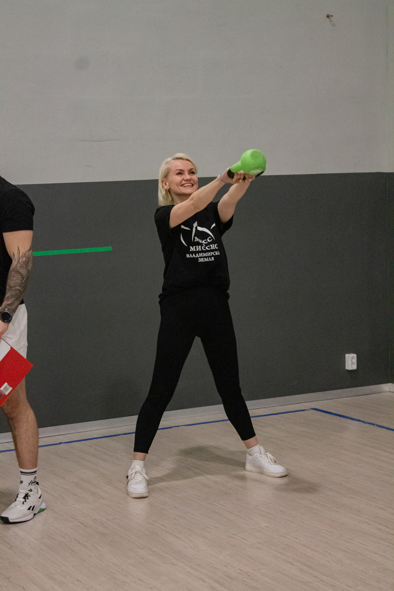 В региональной столице проходит областной конкурс «Мисс и Миссис Владимирская земля». Первого марта 29 участниц из девяти городов ждет грандиозный финал, на котором определят победительниц в четырех категориях. Ну а пока к нему вовсю идет подготовка. Один из этапов — спортивный — выявит, кто из претенденток на титул «самая красивая» еще и сильная, ловкая, умелая.