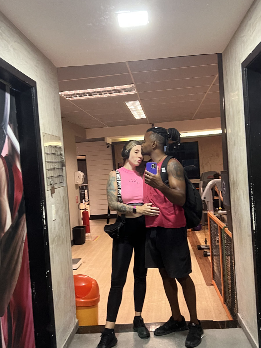 В Коврове можно встретить необычную семейную пару — Светлану и Сиднея Барбоза. Познакомились ребята в Бразилии, расписались на берегу Атлантического океана, но жить из мегаполиса с населением в шесть миллионов человек перебрались в провинциальный город в России. О причинах такого решения они рассказали «Ключ-Медиа».