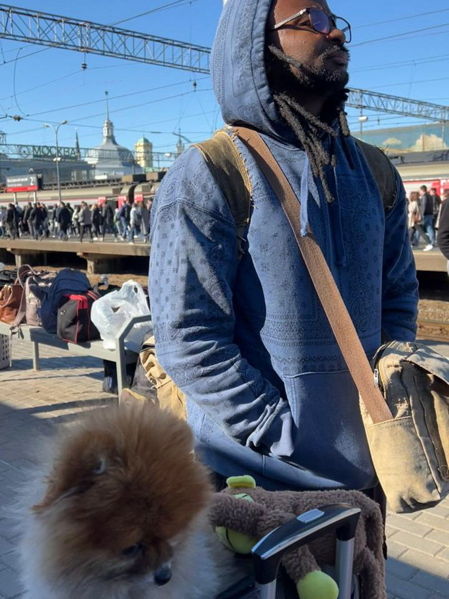 В Коврове можно встретить необычную семейную пару — Светлану и Сиднея Барбоза. Познакомились ребята в Бразилии, расписались на берегу Атлантического океана, но жить из мегаполиса с населением в шесть миллионов человек перебрались в провинциальный город в России. О причинах такого решения они рассказали «Ключ-Медиа».