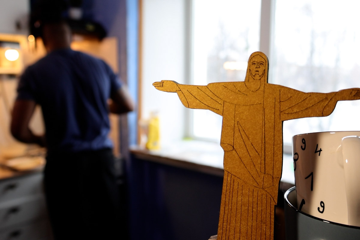 В Коврове можно встретить необычную семейную пару — Светлану и Сиднея Барбоза. Познакомились ребята в Бразилии, расписались на берегу Атлантического океана, но жить из мегаполиса с населением в шесть миллионов человек перебрались в провинциальный город в России. О причинах такого решения они рассказали «Ключ-Медиа».