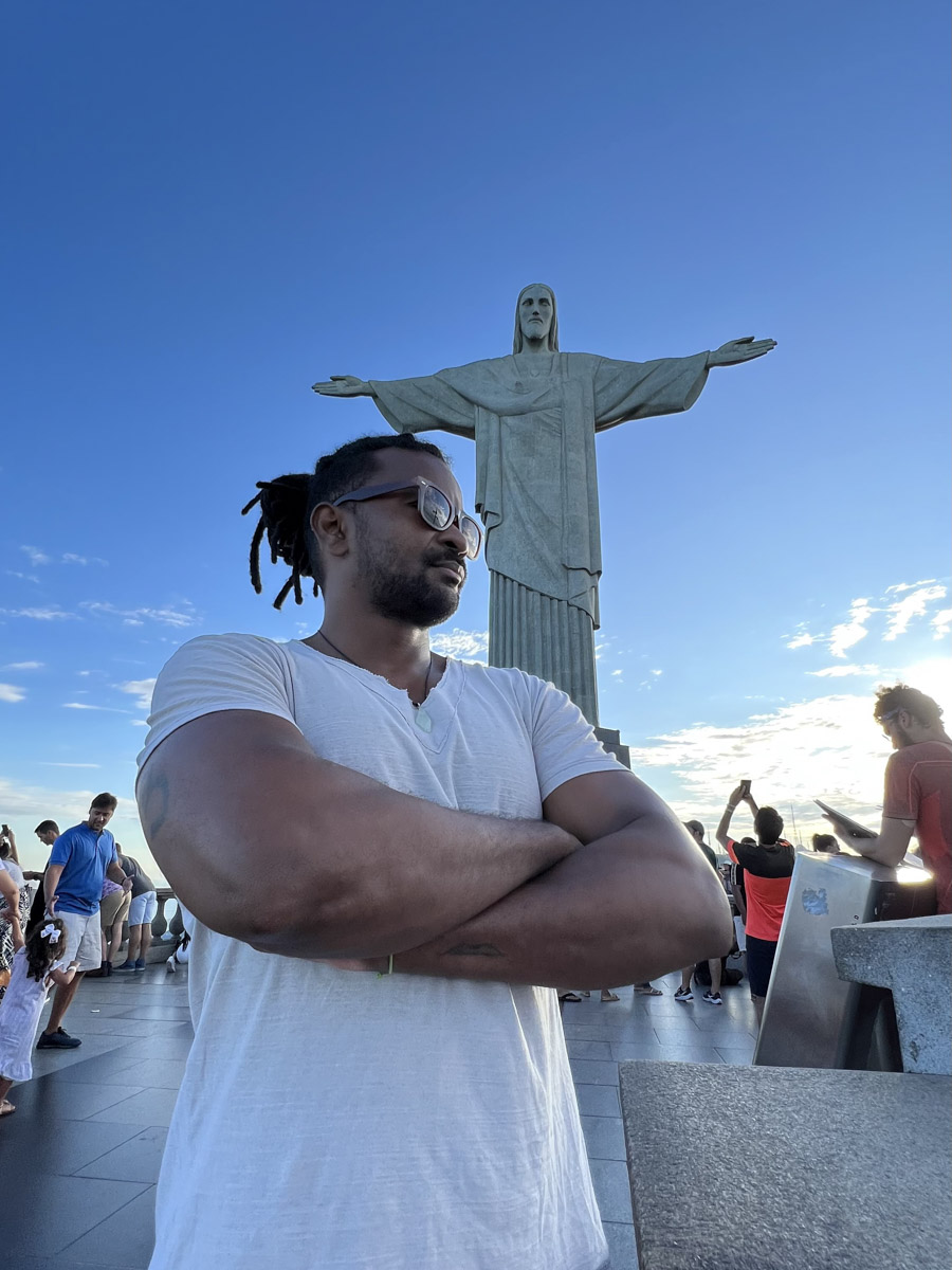 В Коврове можно встретить необычную семейную пару — Светлану и Сиднея Барбоза. Познакомились ребята в Бразилии, расписались на берегу Атлантического океана, но жить из мегаполиса с населением в шесть миллионов человек перебрались в провинциальный город в России. О причинах такого решения они рассказали «Ключ-Медиа».