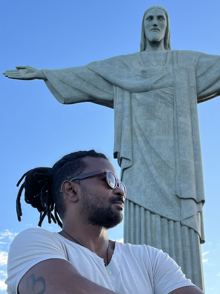 В Коврове можно встретить необычную семейную пару — Светлану и Сиднея Барбоза. Познакомились ребята в Бразилии, расписались на берегу Атлантического океана, но жить из мегаполиса с населением в шесть миллионов человек перебрались в провинциальный город в России. О причинах такого решения они рассказали «Ключ-Медиа».