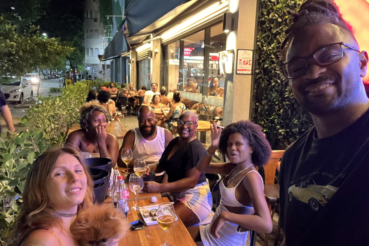 В Коврове можно встретить необычную семейную пару — Светлану и Сиднея Барбоза. Познакомились ребята в Бразилии, расписались на берегу Атлантического океана, но жить из мегаполиса с населением в шесть миллионов человек перебрались в провинциальный город в России. О причинах такого решения они рассказали «Ключ-Медиа».