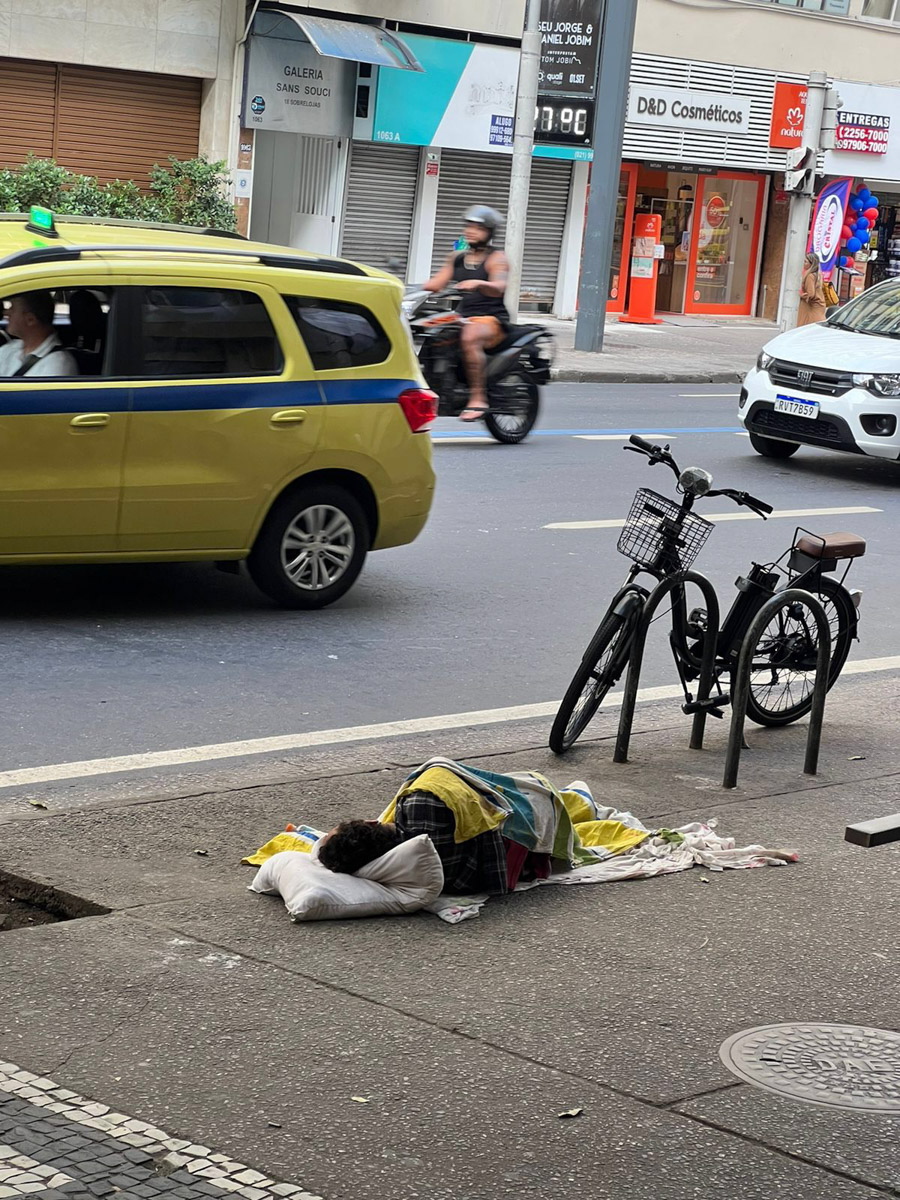 В Коврове можно встретить необычную семейную пару — Светлану и Сиднея Барбоза. Познакомились ребята в Бразилии, расписались на берегу Атлантического океана, но жить из мегаполиса с населением в шесть миллионов человек перебрались в провинциальный город в России. О причинах такого решения они рассказали «Ключ-Медиа».