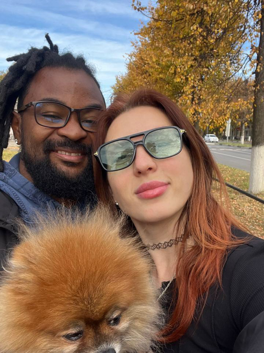 В Коврове можно встретить необычную семейную пару — Светлану и Сиднея Барбоза. Познакомились ребята в Бразилии, расписались на берегу Атлантического океана, но жить из мегаполиса с населением в шесть миллионов человек перебрались в провинциальный город в России. О причинах такого решения они рассказали «Ключ-Медиа».